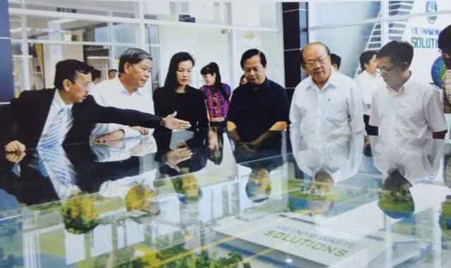 Ông David Dương đang giới thiệu về Khu liên hợp xử lý chất thải Đa Phước.