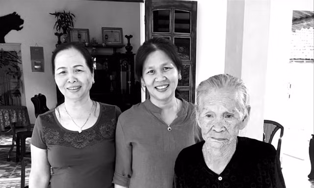 Bà Phan Thị Thanh (ngoài cùng bên phải) cùng con gái Đặng Thị Hà (giữa) trong ngày hội ngộ.