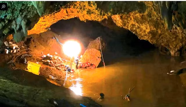 Một đoạn hang ngập nước.