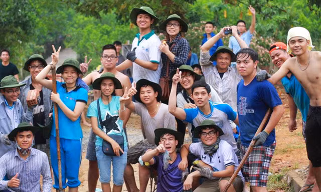 Hạnh (chống cán xẻng bên trái) luôn hòa đồng cùng các bạn.