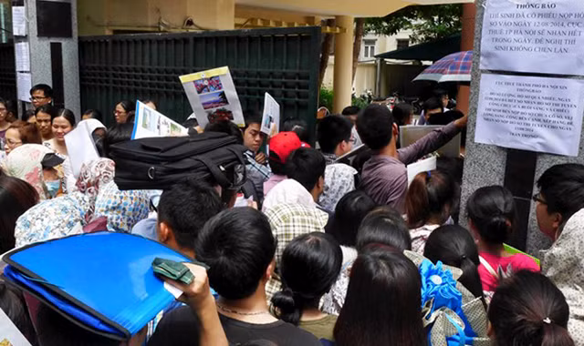 Lãnh đạo Bộ Nội vụ khẳng định, việc tinh giản biên chế sẽ được thực hiện một cách công khai, dân chủ, khách quan và không có vùng cấm (Ảnh: Nộp hồ sơ thi tuyển công chức tại Cục thuế thành phố Hà Nội ngày 12/8/2014). Ảnh: Hồng Vĩnh.