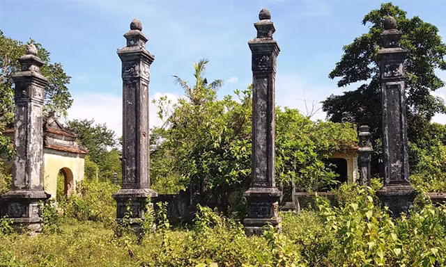 Hiện còn nhiều kiến trúc có giá trị về mặt văn hóa, tâm linh và nghệ thuật.
