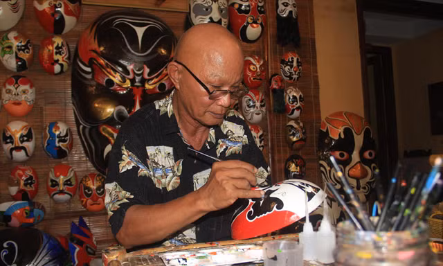 Bằng việc vẽ “mặt nạ thời gian”, nghệ nhân Bùi Quý Phong mong muốn góp phần gìn giữ và quảng bá văn hóa truyền thống củaViệt Nam. Ảnh: Thanh Trần.