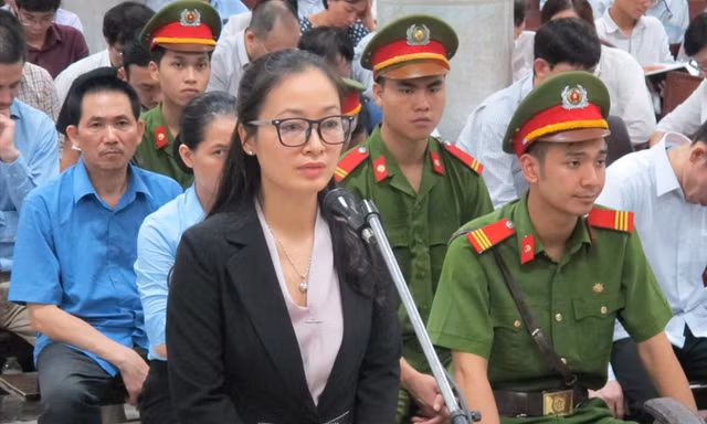 Bị cáo Lê Thị Thu Thủy trả lời HĐXX (người đeo kính).