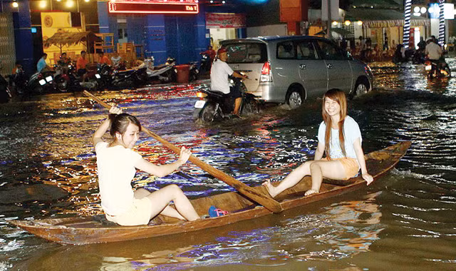 Trung tâm thành phố Cần Thơ hiện nay hễ mưa lớn là ngập. Ảnh: Duy Khương.