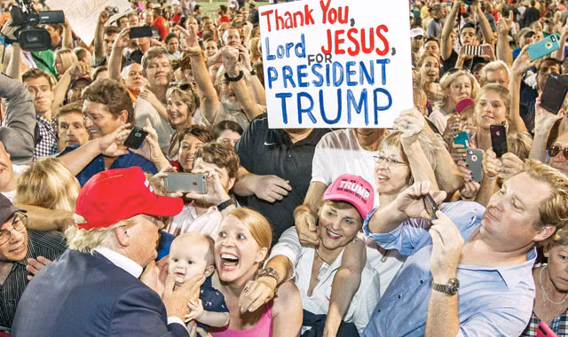 Sự có mặt của Donald Trump luôn thu hút đám đông cuồng nhiệt. Ảnh: Imgur.