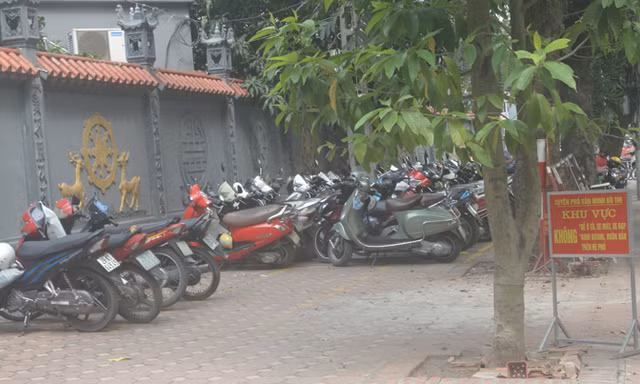 Bãi giữ xe sau biển cấm