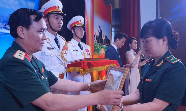 Lãnh đạo Bộ Quốc phòng trao Giải thưởng Tuổi trẻ sáng tạo trong Quân đội lần thứ XVII cho ĐVTN Học viện Biên phòng, tháng 5/2017. Ảnh: Nguyễn Minh.