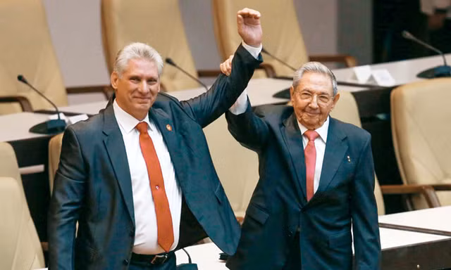 Tân Chủ tịch Cuba Miguel Diaz-Canel (trái) và người tiền nhiệm Raúl Castro ở Havana hôm 19/4. Ảnh: Adalberto Roque.