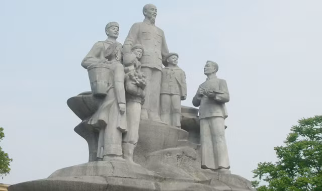 Tượng đài Bác Hồ với đồng bào các dân tộc Hà Giang thiếu không gian, vì phía sau sát tường nhà dân. Ảnh: T.Toan.