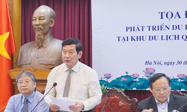 Thứ trưởng Huỳnh Vĩnh Ái (giữa) đã nhận trách nhiệm trước Phó Thủ tướng và công luận. Ảnh: Nguyên Khánh.