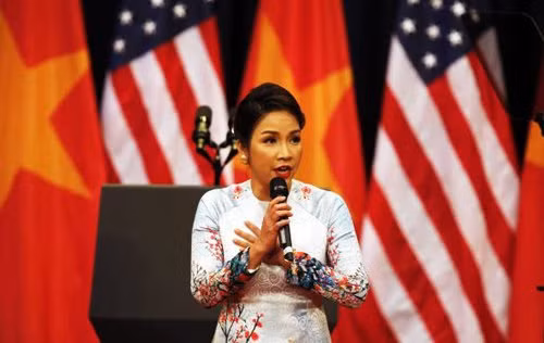 Phần trình diễn ‘Quốc ca’ của Mỹ Linh tại sự kiện đón tiếp Tổng thống Mỹ Obama. Ảnh: Vietnamnet.