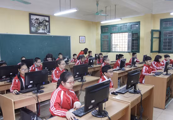 Trao phòng máy tính cho học sinh trường Hà Nội
