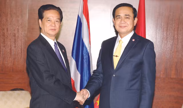 Bên lề Hội nghị Thượng đỉnh hợp tác tiểu vùng Mekong mở rộng lần thứ 5, ngày 20/12, Thủ tướng Nguyễn Tấn Dũng gặp Thủ tướng Thái Lan Prayut Chan-ocha. Ảnh: TTXVN.