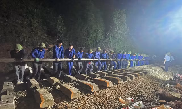 Trắng đêm khắc phục đường sắt Bắc - Nam qua Hà Tĩnh sau vụ tai nạn kinh hoàng 