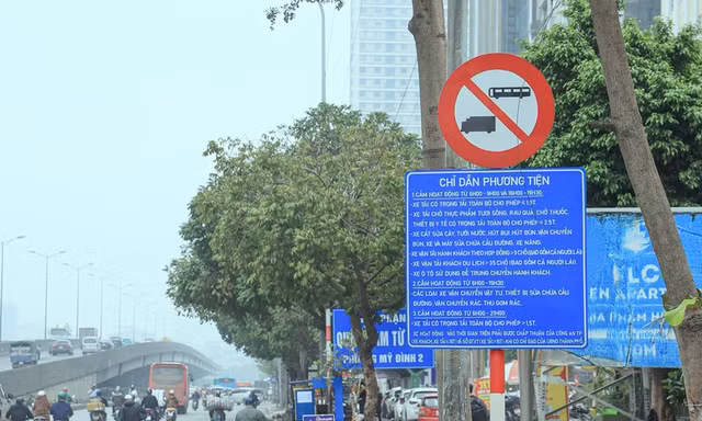 'Tối hậu thư' liên quan bất cập đèn tín hiệu, biển báo đường bộ 