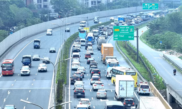 Lượng xe đổ về cửa ngõ Hà Nội và TPHCM tăng cao, có nơi 4 lần xả trạm thu phí