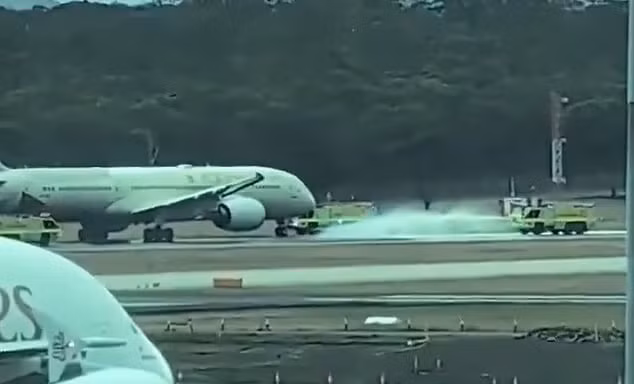 ‘Siêu máy bay’ Boeing chở gần 300 người nổ lốp