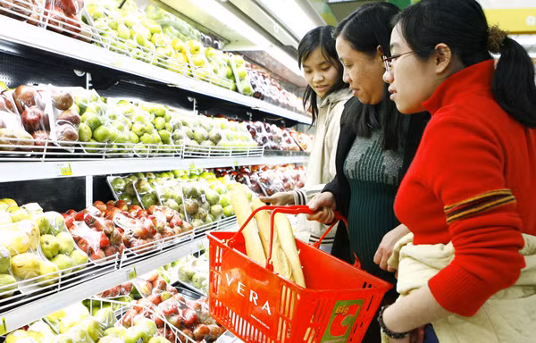 Thực phẩm Tết sẽ được kiểm soát chặt hơn. Ảnh: Hồng Vĩnh