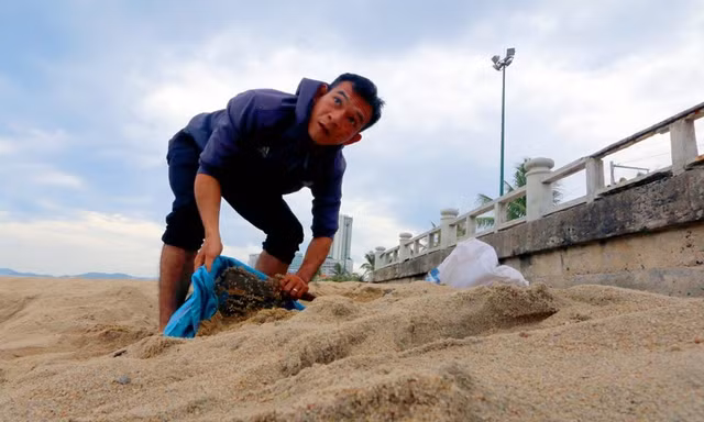 Dân Nha Trang ra biển xúc cát về chống bão