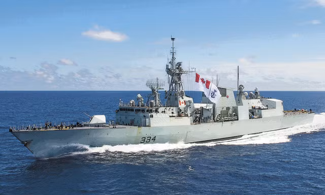 Tàu hải quân Canada cập Cảng quốc tế Cam Ranh