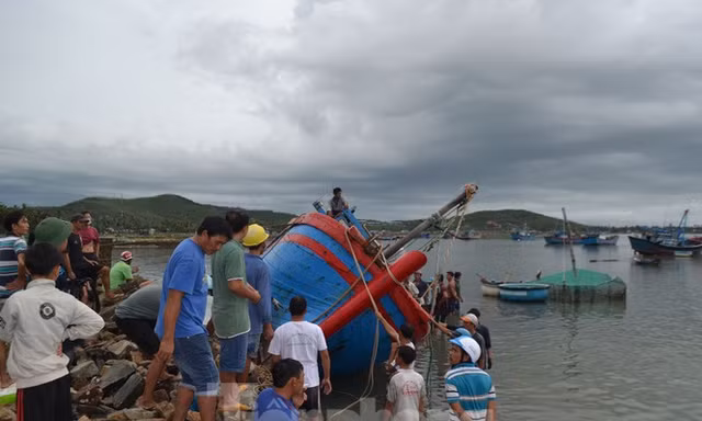 Tàu cá bị sóng đánh chìm trên biển Phú Yên, 2 người mất tích
