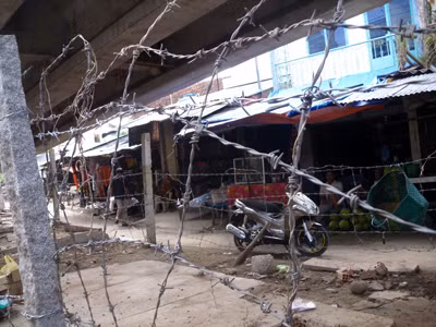 Bức xúc vì dùng kẽm gai để giải tỏa chợ