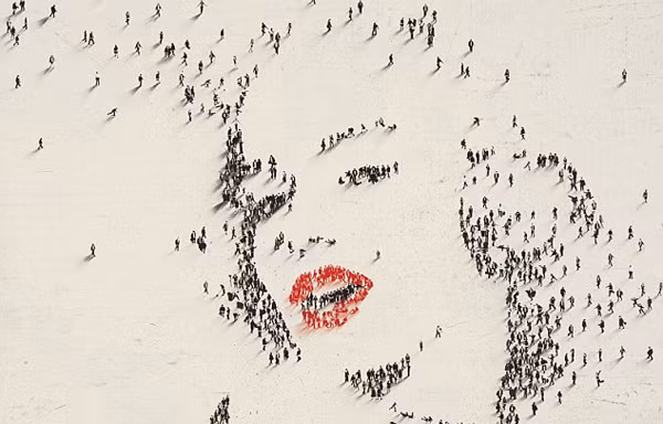 Hàng nghìn người 'vẽ' chân dung của Marilyn Monroe
