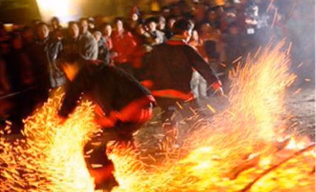 Tục nhảy vào lửa đầu năm mới của dân tộc nào?