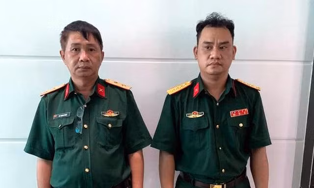 Hai đối tượng tại cơ quan công an (ảnh: HL)