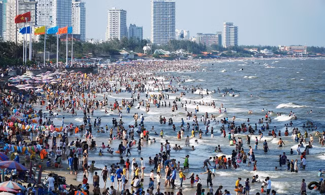 Biển Vũng Tàu đông nghịt người