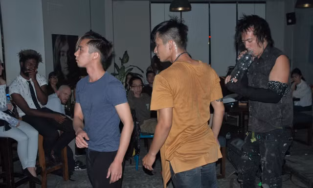 Biểu diễn nghệ thuật thử nghiệm tại Yoko bar TPHCM. Ảnh: Trần Nguyên Anh 