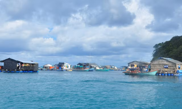 Quang cảnh làng cá bè ở Thổ Chu 