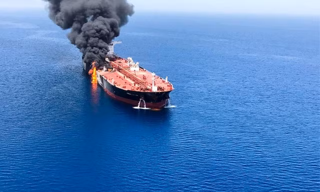 Hình ảnh tàu dầu cháy trên vịnh Oman. Ảnh: Reuters