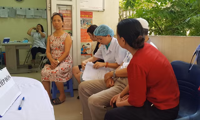 Bác sĩ khám cho người dân phường Hạ Ðình. Ảnh: T.H