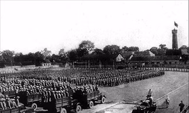 Các đơn vị tập trung tại sân Ðoan Môn, di tích Hoàng thành Thăng Long trong lễ chào cờ ngày 10/10/1954. Ảnh: Tư liệu