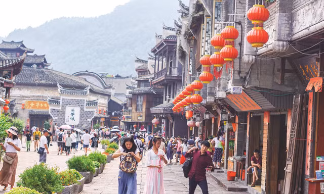 Phượng Hoàng Cổ Trấn - một trong những “thiên đường sống ảo” cho giới trẻ. Ảnh: NGUYÊN KHÁNH