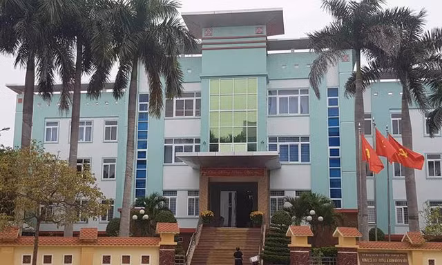 Hình ảnh rà phá bom mìn, vật nổ của 2 gói thầu thuộc Tiểu dự án Biến đổi khí hậu TP. Ðồng Hới, không thấy có lắp ống nhựa để tạo vách