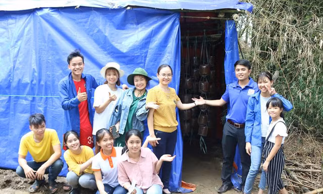 Các thầy cô và nhóm sinh viên chuyển giao công nghệ trồng nấm bào ngư trong chiến dịch Mùa hè xanh năm 2018 của ÐH Sư phạm (ÐH Ðà Nẵng) tại xã Duy Phước (huyện Duy Xuyên). Ảnh: NVCC