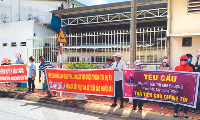 Khách hàng căng băng rôn yêu cầu chủ đầu tư Dự án Hưng Thịnh Cát Tường ở Long An trả lại tiền. Ảnh: T.Q