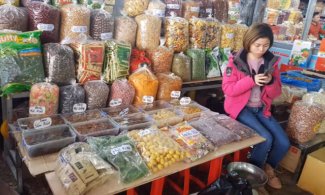 Bánh kẹo, mứt, hoa quả sấy Trung Quốc tràn ngập chợ đầu mối 