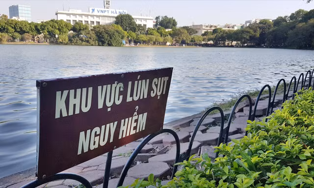 Những đoạn bờ kè sụt lún nguy hiểm sát mép nước Hồ Gươm cần giải pháp xanh và hiệu quả. Ảnh: MẠNH THẮNG