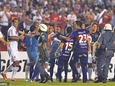 Cầu thủ tố bị dí súng, hành hung giữa trận