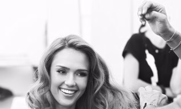 Chiêm ngưỡng vẻ đẹp không tuổi của 'Thiên thần bóng tối' Jessica Alba 