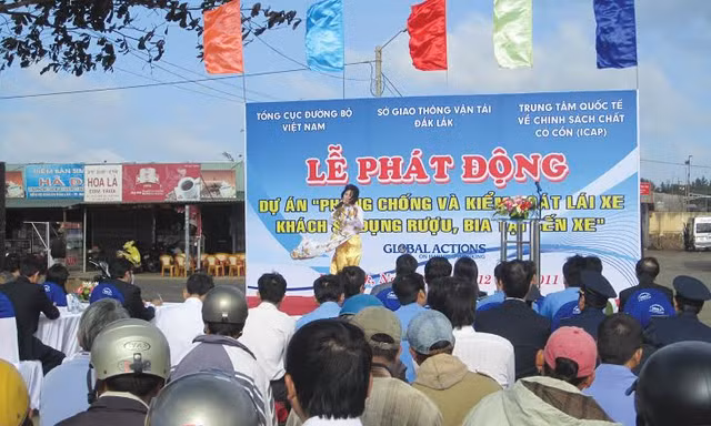Diageo Việt Nam tham gia vào dự án “Phòng chống và kiểm soát lái xe khách sử dụng rượu, bia tại bến xe”. Ảnh: Hoàng Vũ
