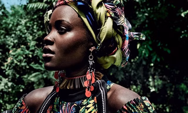 Bộ ảnh được chụp ngay chính trên quê hương Kenya và có sự tham gia của bà ngoại của cô.