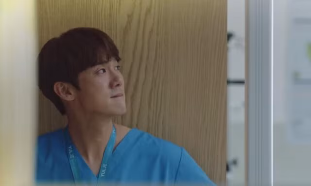 Hospital Playlist 2: Phụ huynh cặp đôi Vườn Đông và Song Hwa đều đồng loạt gặp biến cố