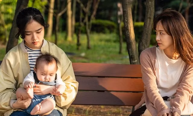 Kim Hyang Gi của "Thử thách thần chết" sắm vai cô bảo mẫu lắm chuyện trong phim “Đứa Bé"
