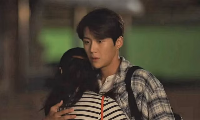"Hometown Cha Cha Cha" tập 8: Shin Min Ah hôn trộm bất thành còn bị Kim Seon Ho phát hiện
