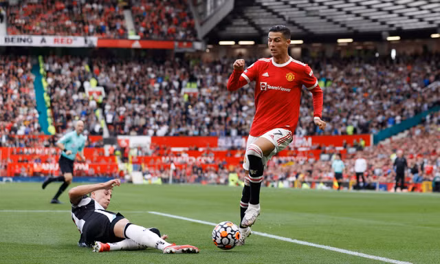Vì sao HLV M.U Solskjaer không cho Ronaldo ra sân trong trận thua West Ham?